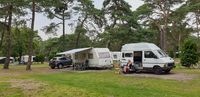 Nee die caravan hoort niet bij ons 😁