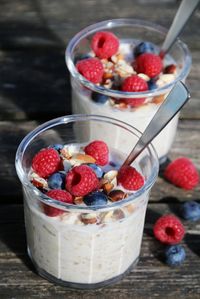 Kjøleskapsgrøt med yoghurt og bær