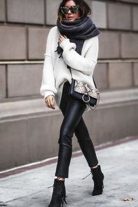 Ourfit mit schwarzer Lederleggings und weißem Strickpullover, Materialmix für den Winter #ootd #fashion