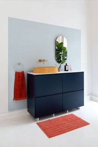 Idées et inspirations pour votre projet de salle de bain ! Recréez chez vous ce petit meuble vasque sur pieds imaginé par Sabine Mérillon avec des façades Plum, une vasque The French Vikings et un plan de travail en plastique recyclé Le Pavé. Parfait pour un petit espace !