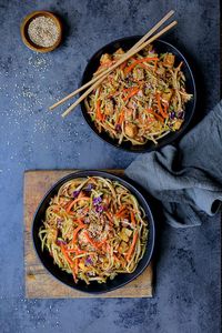 I've been looking for a tasty vegan dinner recipe and these vegan Thai noodles look so good! Can't wait to share this easy vegan dinner recipe with my friends! #Vegandinnerrecipes #Easyvegandinnerrecipes #Asianvegandinnerrecipes