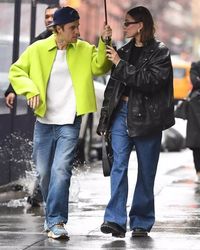 HB🤠 on Instagram: "Mr and Mrs Bieber ☔ 01.23 - LEAVING THE SADELLE'S RESTAURANT IN NEW YORK, #NYC @justinbieber @haileybieber #justinbieber #haileybieber #haileybaldwin"