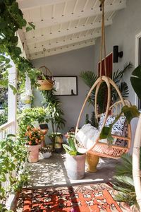 Maison maximaliste - Blog Déco - fauteuil oeuf egg suspendu en rotin balcon coin lecture cosy hygge Clem Around The Corner