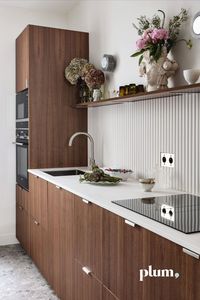 L’appartement d’Édouard et Jennifer n’a rien de classique. Ici, la Sicile se mêle aux années 70, la chaleur du noyer aux influences disco et la passion du vintage à l’amour de l’artisanat. Rénovés pendant neuf mois, ces 90m2 ont été repensés dans les moindres recoins par le couple, qui s’est improvisé maître d’ouvrage pour l’occasion.