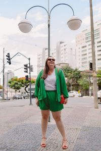 Look plus size usando quimono verde bottega e short verde com blusa branca e sandália laranja Cinderela de Mentira