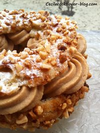 C'est un grand classique de la pâtisserie : le célèbre Paris-Brest en l'honneur de la course cycliste du même nom. J'étais contente de découvrir et de réaliser cette recette traditionnelle pour la première fois. Le Paris-Brest c'est de la pâte à choux...