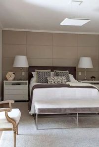 55. Quarto planejado decorado com abajur branco e parede cor de camurça – Foto: Casa de Valentina #corcamurça #corcamurçaparede #corcamurçaparedesala