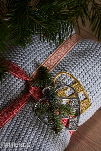Pak dine julegaver ind med kreativt julepynt denne jul. Brug både gran og små ophæng til at dekorere dine gaver, og lad julepynten finde vej til under juletræet. #julepynt #julegave #jul #kreativjul #kreativjulepynt #christmas #christmasdecorations #christmasgifts #creativechristmas