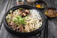 NABEMONO Não tem nada melhor do que permanecer no conforto da sua casa quando o inverno chega. Para completar os dias mais frios do seu ano, selecionamos uma receita deliciosa e especial, perfeita para você preparar em um jantar com o intuito de reunir os seus amigos e parentes mais queridos no aconchego da sua residência: o Nabemono! Veja a receita completa em nosso site.