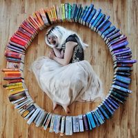 Apaixonada por livros transforma sua biblioteca em arte, e seus 90 mil seguidores do Instagram aprovam #instagram #livros #bilblioteca