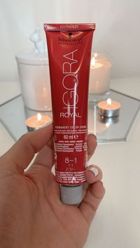 En el post de hoy os dejo mi opinión sobre el tinte Igora Royal de Schwarzkoft Professional en el tono 8-1. Os muestro el antes y después y los pasos que sigo para usarlo. Igora Royal de Schwarzkoft Professional Los tintes IGORA ROYAL de Schwarzkoft son un tipo de coloración para profesionales y disponen de 5 líneas. La línea envasada en la caja roja es la principal. Después hay 4 subtipos. Cada gama tiene un color distintivo: