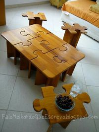 Mesa que gracias a las uniones en forma de rompecabezas, forma un objeto decorativo bastante creativo y diferente a lo convencional. La madera de la mesa esta barnizada por Nitro celulosa una ligera capa de tinta de color.