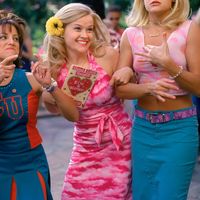 The Best 7 Outfits Elle Woods Wears in "Legally Blonde"