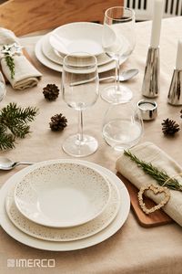 Lad din borddækning være i en klassisk stil denne jul, og dæk op med Rosendahls festlige Grand Cru Moments stel. Pynt med naturens helt eget julepynt som gran og kogler, og lad dine stofservietter og dug være i afdæmpede farver. Sæt gerne et lille stykke julepynt på hver af servietterne, for at give din borddækning ekstra personlighed. #klassiskjul #julebord #borddækning #julepynt #jul #classicchristmas #christmas #tablesetting #christmastablesetting