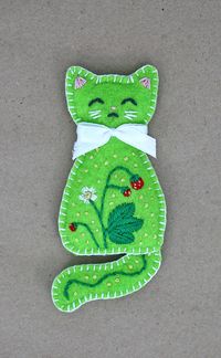 The Wild Strawberry kitten of summer brooch by Ailinn-Lein