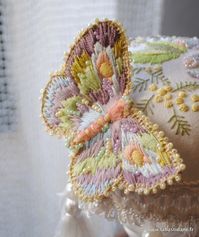 Embroidered butterfly - stumpwork http://labastidane.fr/journal/