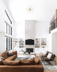 If you are a lover of modern farmhouse interior design, here are some ideas and inspiration for your bedroom, living room and kitchen? We have 5 essential tips for creating Modern Farmhouse in your home #modernfarmhousedecor #modernfarmhouseinspiration