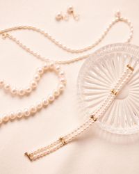 Associer plusieurs bijoux perle pour sublimer vos outfit d'été
