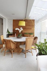 varanda decorada com luminária amarela #tonsdeamarelo #tonsdeamarelopaleta #tonsdeamarelocor
