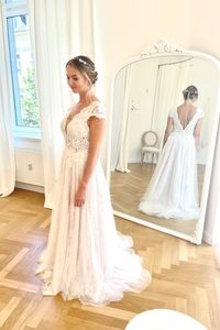 Unser Traumkleid und Bestseller 'Isabella' ist ein wahr gewordener Vintage-Traum! Das Brautkleid bietet ein mit Spitze besetztes Oberteil. Es hat einen tiefen, sexy Ausschnitt und kleine Flügelärmelchen. Der Rock besteht aus einem Blush Stretch-Lining, einer Lage Chantilly Spitze und Soffttüll, was den Rock so zart und fließend macht 🤩