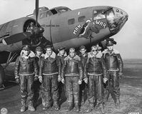 A Bomber Jacket e a Flight Jacket são jaquetas diferentes que ao longo do tempo acabaram sendo chamadas pelo mesmo nome. Surgiram da necessidade de um uniforme para pilotos que, em período de guerra, acabavam enfrentando temperaturas extremas dentro de seus aviões. A Bomber, originalmente feita em couro de cabra, foi desenhada para a Segunda Guerra Mundial em 1930. Já a Flight Jacket, teve as principais versões nas décadas de 50 e 60, utilizando materiais mais funcionais.