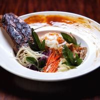 Das Restaurant des Amun Ini Beach Resort & Spa ist für seine herausragende Küche bekannt. Die Küchenchefs kombinieren traditionsreiche Familienrezepte mit modernsten Techniken und sorgen so für einmalige Genussmomente.