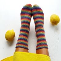 Guarda questo articolo nel mio negozio Etsy https://www.etsy.com/it/listing/1086890841/calze-di-lana-colorate-arcobaleno-calze