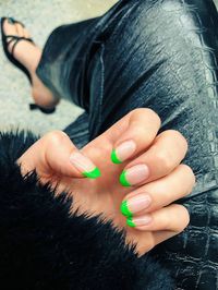 Nail art primavera-verano 2020: más ideas para tu manicura francesa. Esta vez con verde lima que es súper tendencia