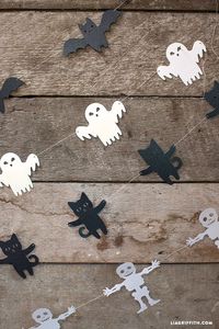 Create these Halloween garlands - bats, ghosts, black cats and skeletons - cut them out with the free template!