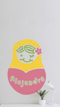 Decora el dormitorio infantil con una muñeca matrioska personalizada. Nuestra muñeca con el nombre de tu hija decorará su dormitorio con los colores que quieras, un regalo original perfecto para bebés y niñas.