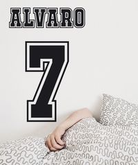 Regalos para deportistas Personaliza su dormitorio con nuestro sticker especial con el número de su jugador favorito y su nombre en el color que prefieras.