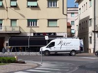 Tre #tendedasole a capanno a tinta unita per #ristorante.
