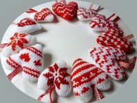 Zo begin je met een paar hartjes te breien.... zie Hier en voor je het weet................. heb je een hanger v...