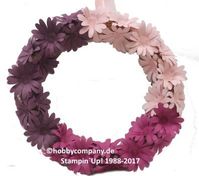 Papierblumen-Kranz mit der Stanze Gänseblümchen aus dem neuen Stampin`Up! Katalog. Dazu die ebenfalls neuen In Colorfarben. Das ist genau die richtige Deko für Frühling und Sommer