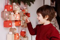 Patienter jusqu'à Noël, on fabrique un calendrier de l'Avent unique et personnalisé grâce à la récup' et aux loisirs créatifs. Suivez le guide !