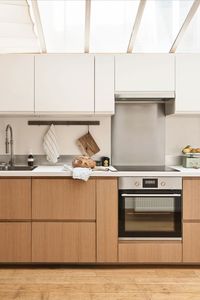 L'architecte Morgane Chaplain a imaginé une cuisine en chêne clair et laque mate blanche à partir de caissons Ikea et de façades Plum. Retrouvez son Home Tour complet sur www.plum-living.com