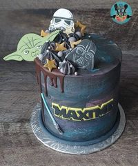 Gâteau Star wars avec coulis de chocolat. Yoda, Darth Vader et Storm trooper / Star wars drip cake woth Yoda, Darth Vader and storm trooper