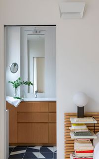 Une salle de bain en Chêne signée Studio Alpi