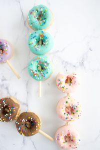 These mini donut kabobs are the perfect sweet treat for baby showers, bridal showers, birthday parties, and brunches! Mini donuts - does it get any cuter?