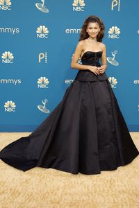 ❦ on Twitter: "zendaya wearing vintage valentino from the designer’s archives to the 2022 emmys https://t.co/XIFyd12vSl" / Twitter