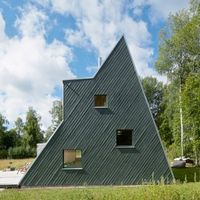 Leo Qvarsebo designs himself a triangular summer house in the Swedish countryside