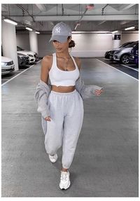 Comfy Clothes #crop #top #and #sweatpants #outfits #croptopandsweatpantsoutfits
