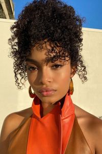 It's time for the ‘off-duty’ bun to make room because there's a new hype-queen hairstyle in town that we're already obsessed with. The Tinkerbell bun has been given a modern makeover and we keep spotting it everywhere.