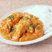 アフリカのシチュー「マフェ」はいかがですか。マフェとは、主に西アフリカで食べられている家庭料理で、ピーナッツバターを使用して煮込むのが特徴です。ピーナッツバターの香りとコク、トマトピューレの酸味、手羽元の旨味が溶け合った、美味しいシチューですよ。ぜひお試しください。