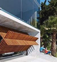 arciphilia: enochliew: Peter’s House by Craig Steely The distinctive façade has operable porthole windows and a slatted garage door custom-built by Raimundo Ferreira. i want to live there