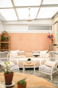 Fotografía de interiorismo de un patio interior pequeño y luminoso. Reportaje de Cristina Navarro.