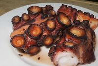Aprende a preparar el mejor Pulpo al horno con esta rica y fácil receta. Se limpia bien el pulpo, cuidando que no quede arena en los tentáculos. Se unta una fuente d...