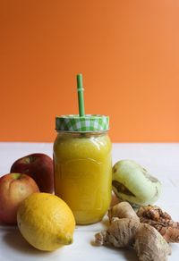 recette de jus à l'extracteur : chou rave, pomme, citron, gingembre, curcuma