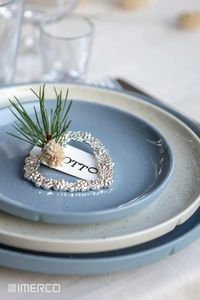 Lad de blå toner spille en rolle på dit julebord denne sæson. Miks gerne de blå farver med lyse farver, og pynt med både bordkort, gran og lidt julepynt på tallerkerne. #julebord #inspiration #jul #blåjul #julepynt #christmas #christmastablesetting #christmasideas