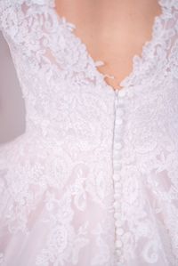 Finja ist eine Blush-farbende Schönheit aus Tüll, mit durchgehender, tiefer Corsage, zarten, spitzenbesetzten Trägern und runterlaufender Spitze in den fließenden Rock. Eine schmale Knopfleiste über dem Reissverschluss ziert den atemberaubenden Rückenausschnitt. Die klassische A-Linie kann - so wie jedes andere Brautkleid von Sanna Lindström - ganz nach eigenen Wünschen mitgestaltet werden. Mit dieser Traumrobe steht der märchenhaften Hochzeit nichts mehr im Wege ...